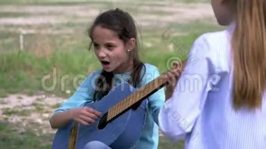 童女歌手用吉他弹唱，而女朋友则站在听音乐演奏者